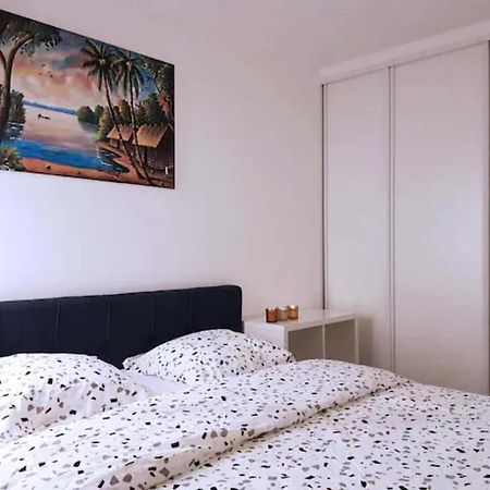 Pretty And Neat Bedroom In My Cosy Appartment. Puteaux Zewnętrze zdjęcie