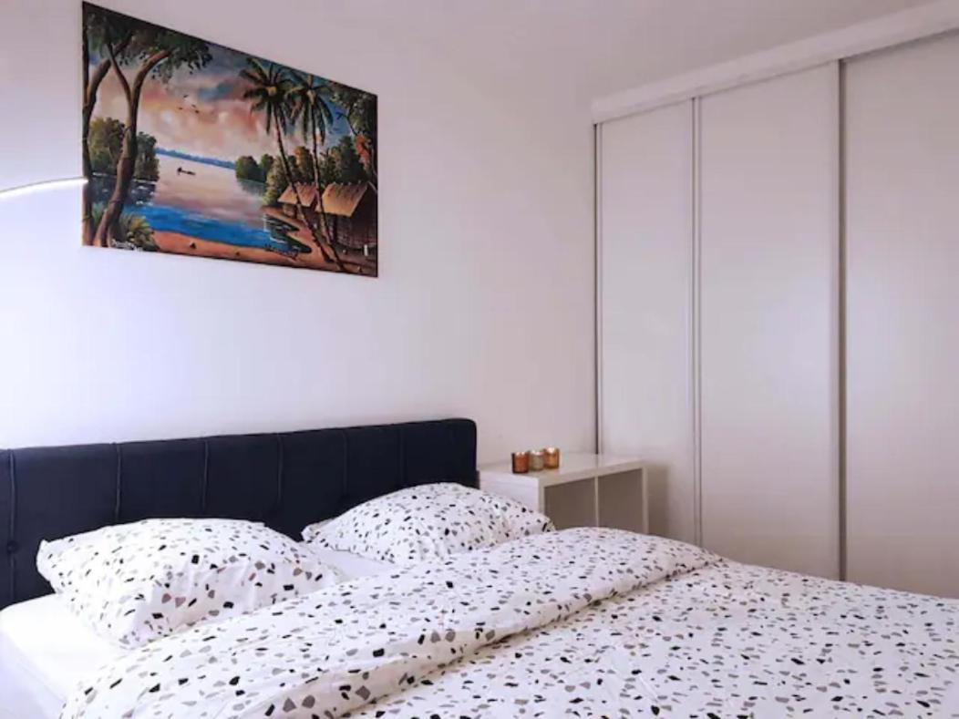 Pretty And Neat Bedroom In My Cosy Appartment. Puteaux Zewnętrze zdjęcie